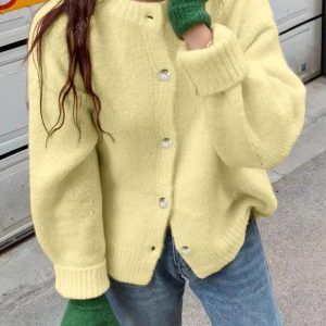 CozyKnoop Oversized Trui – Ronde Hals met Knopen en Comfortabele Pasvorm